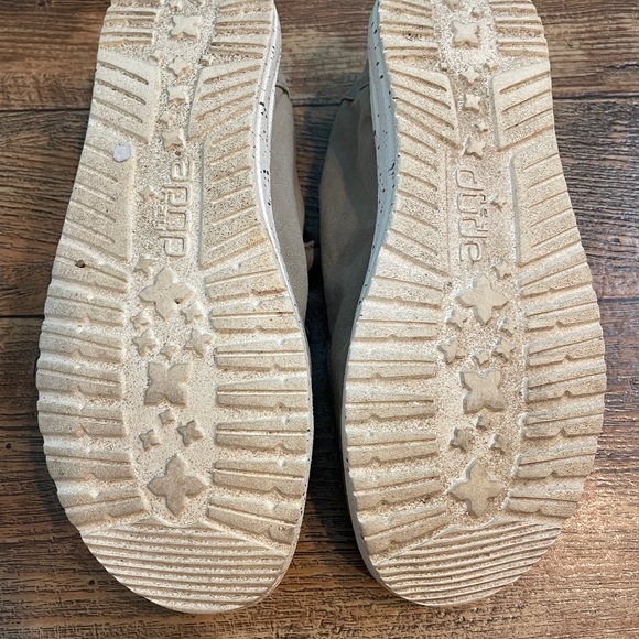 Hey Dude Wendy - Picture 3 of 4